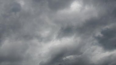 Korkunç hava kasırgası. Bir kasırga oluşumu. Cumulonimbus bulutları, sağanak bulutlar, gök gürültüsü bulutları dikey olarak yoğun kütleli, koyu gri veya siyah tabanlı bulutlardır.