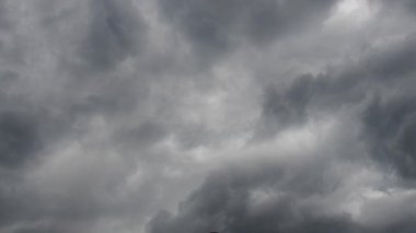 Korkunç hava kasırgası. Bir kasırga oluşumu. Cumulonimbus bulutları, sağanak bulutlar, gök gürültüsü bulutları dikey olarak yoğun kütleli, koyu gri veya siyah tabanlı bulutlardır.