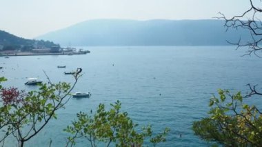 Zelenika, Meljine, Herceg Novi, Karadağ, 10 Ağustos 2022. Meljine ve Zelenika arasındaki uçurumdan Adriyatik Denizi 'ne, dağlara, gökyüzüne ve limana bak. Akdeniz yaz seyahati ve turizm