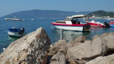 Zelenika, Herceg Novi, Karadağ, 08.10.2022 Zelenika köyü plajlı Rocky sahili. Tekneler ve tekneler demir aldı. Güneşli güzel bir yaz günü. Deniz gezileri ve balıkçılık. Adriyatik 'te Tatil