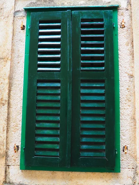 Janela Velha Com Persianas Fechadas Verdes Uma Casa Velha Textura — Fotografia de Stock