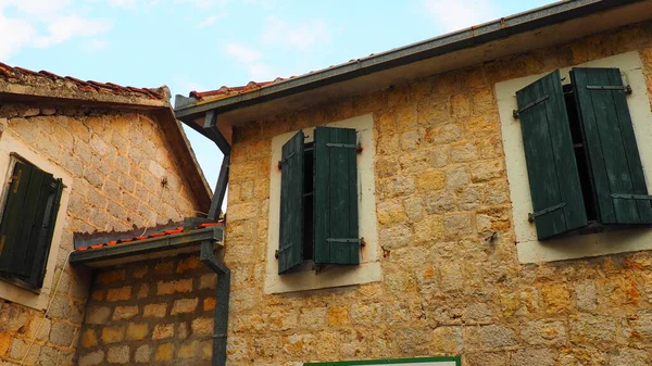古い家の緑の閉じたシャッター付きの古い窓 ヴィンテージ感 ヘレグ ノヴィモンテネグロ古い石造りの家 アドリア海地域の建築 壁に窓やシャッターを固定する — ストック写真