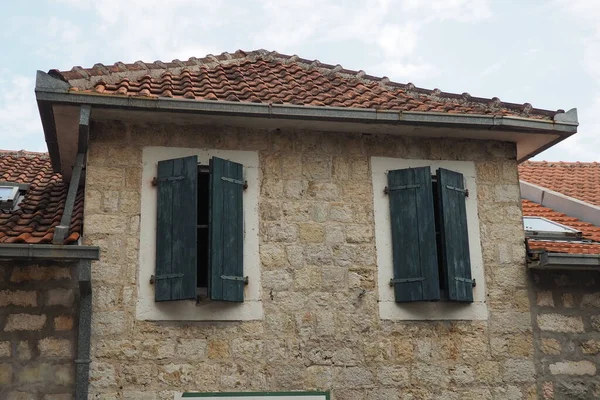 Das Alte Fenster Mit Grünen Rollläden Einem Alten Haus Vintage — Stockfoto