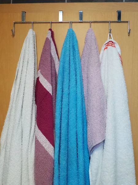 Λευκό Μπλε Ροζ Πετσέτες Κρέμονται Από Μεταλλικά Άγκιστρα Που Συνδέονται — Φωτογραφία Αρχείου