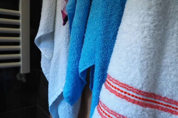 タオルは加熱されたタオルレール 壁ラジエーターまたはラジエーターの隣に掛けます ピンク 赤のタオル 浴室内の家庭用品の組織 — ストック写真