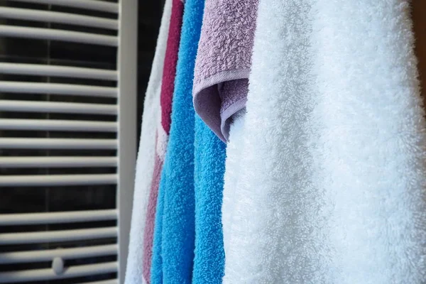 Handdoeken Hangen Naast Een Verwarmde Handdoekhouder Wandradiator Radiator Witte Blauwe Rechtenvrije Stockafbeeldingen