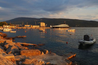 Zelenika, Herceg Novi, Karadağ, 08.13.2022 Boat demirledi. Gemiler, yatlar ve tekneler. Güneşli güzel bir yaz akşamı. Deniz gezisi ve balık avı. Adriyatik 'te tatiller. Kotor Körfezinde Turizm