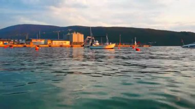 Zelenika, Herceg Novi, Karadağ, 08.13.2022 Boat demirledi. Gemiler, yatlar ve tekneler. Güneşli güzel bir yaz akşamı. Deniz gezisi ve balık avı. Adriyatik 'te tatiller. Kotor Körfezinde Turizm