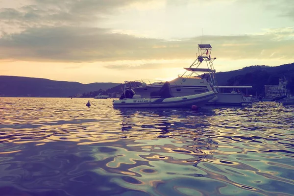 Zelenika, Herceg Novi, Karadağ, 08.13.2022 Boat demirledi. Gemiler, yatlar ve tekneler. Güneşli güzel bir yaz akşamı. Deniz gezisi ve balık avı. Adriyatik 'te tatiller. Kotor Körfezinde Turizm