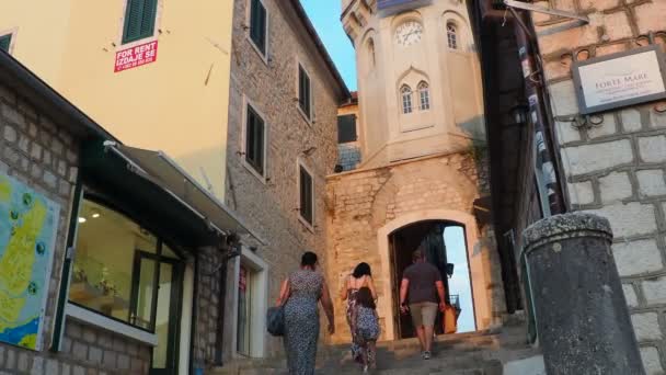 Herceg Novi モンテネグロ 2022年8月10日サハット クーラは時計塔で 二つの広場 ニコラ ジュルコヴィッチとベラヴィスタ の間を通ります 人気の観光スポットです — ストック動画