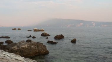 Mezaluna Kalesi Kalesi Kalesi Karadağ, Herceg Novi. Depremde yıkılan antik taş bir kalenin kalıntıları Adriyatik Denizi 'ne, Akdeniz' e düştü. Turistik yerler