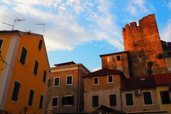 Herceg Novi モンテネグロ 2022旧市街の中心部 古代の建物 夏の夜 黄金の時間 Square Nikole Djurkovica — ストック写真