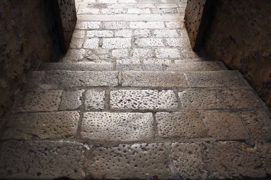 Herceg Novi Montenegro 'da yolların yanı sıra kaldırımlarla ilgili geleneksel Paving taş sanat eserleri, özellikle de şehrin eski kesimlerinde. Büyük dikdörtgen taşlarla döşenmiş eski bir asfalt. Yaya bölgesi