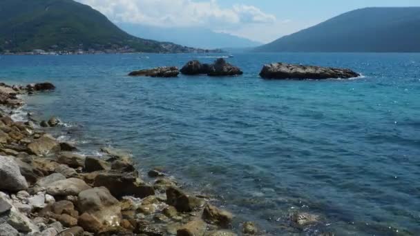 Herceg Novi Черногория 2022 Отдых Море Лодки Плавают Адриатическому Морю — стоковое видео