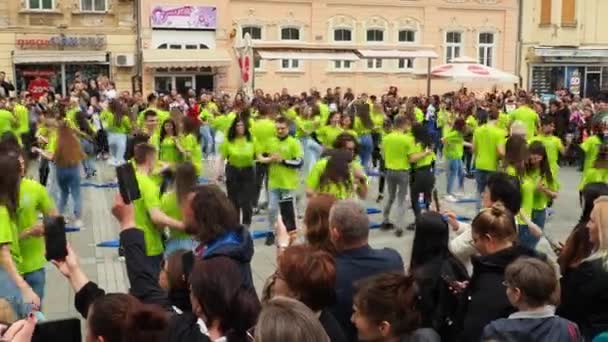2023年5月19日 塞尔维亚斯莱姆斯卡 米特罗维察中央广场的学校和技术学校毕业生舞会 青春是一种集体的舞蹈 男孩和女孩都穿着绿色的T恤衫 毕业日 — 图库视频影像