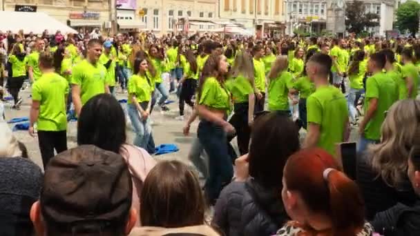 Sremska Mitrovica Serbien Maj 2023 Bollen Med Studenter Från Skolor — Stockvideo