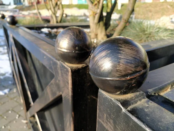 Μπάλα Από Χυτοσίδηρο Χάλυβα Διακόσμηση Των Δρόμων Και Των Πλατειών — Φωτογραφία Αρχείου