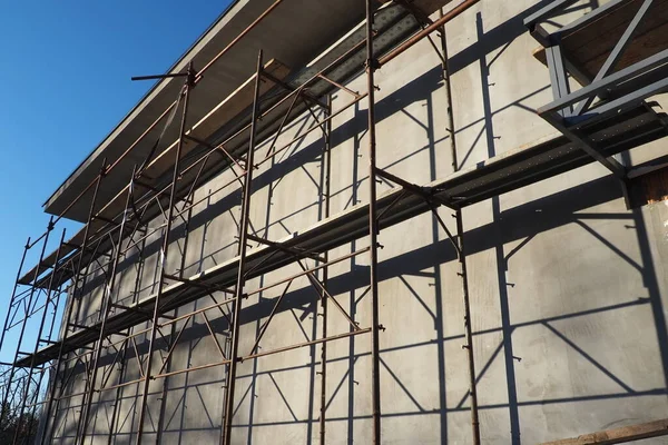Gerüste Einem Neuen Einstöckigen Haus Fassade Funktioniert Der Aufbau Von — Stockfoto