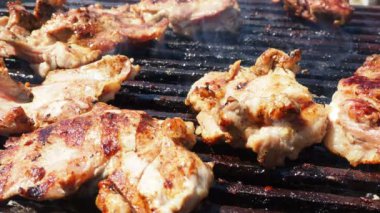 Izgarada ızgara ızgarada ızgara, alevler ve duman içinde ızgara etli domuz eti. Izgara sulu biftek piknik kutlaması için hazır. Barbekü ızgarası