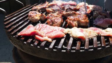 Izgarada ızgara ızgarada ızgara, alevler ve duman içinde ızgara etli domuz eti. Izgara sulu biftek piknik kutlaması için hazır. Barbekü ızgarası