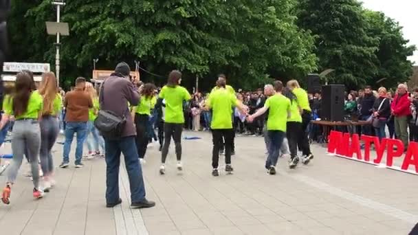 Sremska Mitrovica Sırbistan Okul Mezunları Balosu Gençlik Kolektif Dans Gösterisi — Stok video
