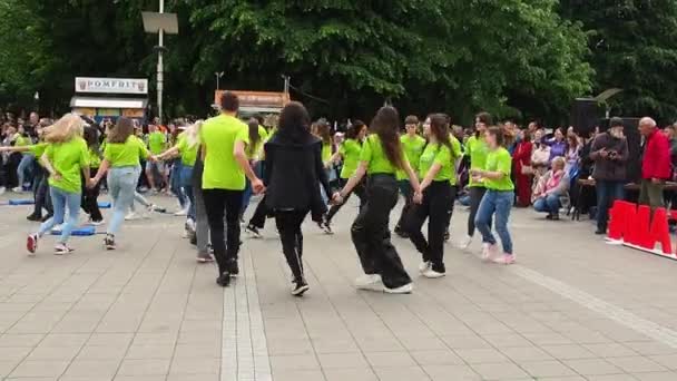 Сремська Митровиця Сербія Випускники Шкіл Молодь Виконує Колективний Танець Дівчата — стокове відео