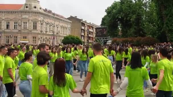 Sremska Mitrovica Serbia Ball Graduates Schools 青春是一种集体的舞蹈 男孩和女孩都穿着绿色的T恤衫 毕业的日子 Kolo — 图库视频影像