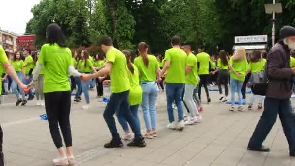 Sremska Mitrovica Serbia Ball Graduates Schools 青春是一种集体的舞蹈 男孩和女孩都穿着绿色的T恤衫 毕业的日子 Kolo — 图库视频影像