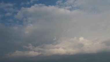 Gün batımı ve bulutlar. Akşam, toz ya da şafak. Güzel gökyüzü.