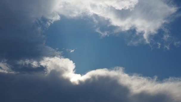폭풍의 미터의 속도로 있습니다 다가오는 먹구름 뒤에는 모양의 수직으로 대류권 — 비디오