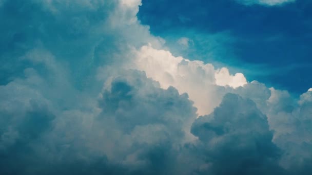 空の非常に美しい雲 体積光の積雲効果 太陽は暗い雲の後ろに隠されている 空のタイムラプス 対流圏での対流 大気中の水分の移動 — ストック動画