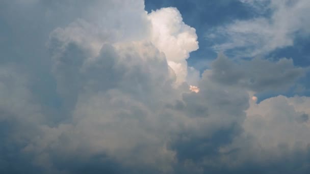 Nuvens Muito Bonitas Céu Efeito Cumulus Luz Volumétrica Raios Solares — Vídeo de Stock