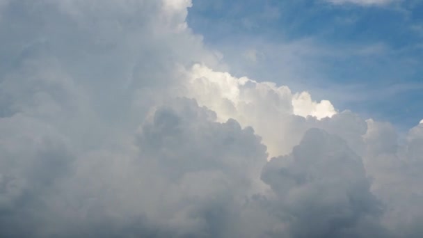 Mooie Wolken Lucht Volumetrische Licht Cumulus Effect Zonnestralen Zijn Verborgen — Stockvideo