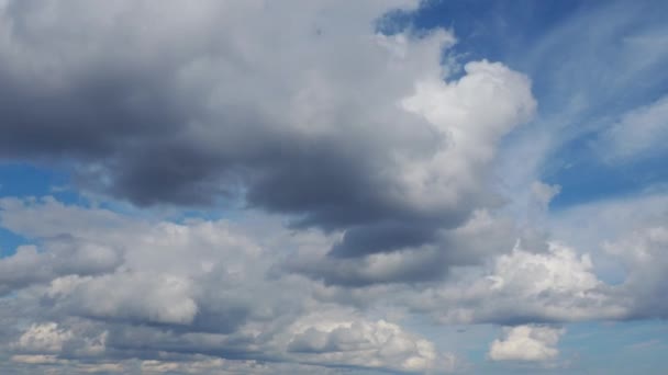 快速移动的积雨云和同温层积雨云在蓝天的映衬下 云彩越来越低越来越快 气象预报和天气预报 生态问题 气候变化 风暴来袭的时间 — 图库视频影像