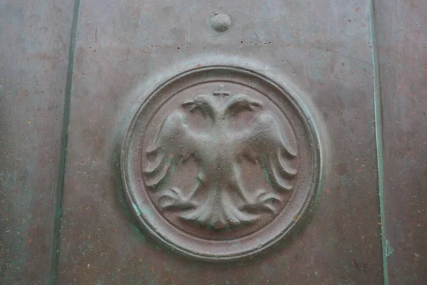 Herceg Noviモンテネグロ08 2022ボスニア ダルマチア クロアチアのステファン トヴルツコ1世の記念碑 双頭ワシと十字架の形で服の詳細 国分記号 — ストック写真