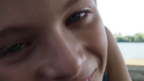 Pojke Tonåring Kaukasiska Blond Gammal Ansikte Och Ögon Närbild Glada — Stockvideo