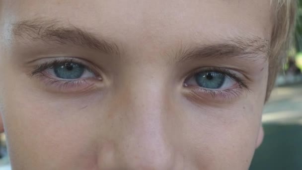 Menino Adolescente Caucasiano Loiro Anos Cara Olhos Perto Olhar Sério — Vídeo de Stock