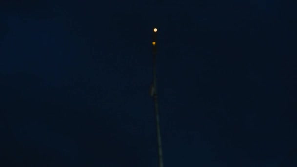 Lâmpada Piscando Holofotes Fundo Céu Noturno Aviso Perigo Iluminação Uma — Vídeo de Stock