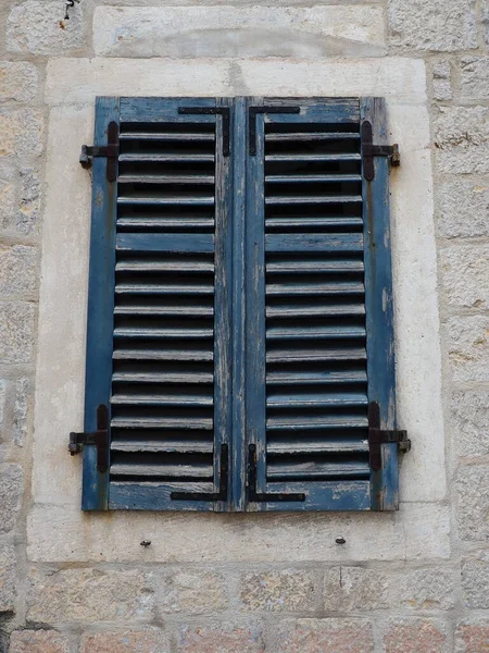 Jendela Tua Dengan Jendela Hijau Tertutup Sebuah Rumah Tua Tekstur — Stok Foto