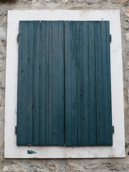 Ventana Vieja Con Verde Las Persianas Azules Cerradas Casa Vieja — Foto de Stock