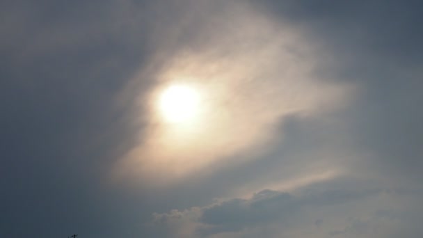 Las Nubes Cirrus Cubren Disco Del Sol Con Nubes Desaparición — Vídeos de Stock