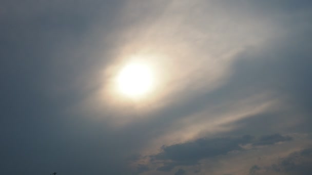 Cirrus雲は太陽の円盤を雲で覆います 厚い暗い雲の後ろに太陽の消失 霞の中の陽射し ハロウィーンの日没 天気予報 空の背景 — ストック動画