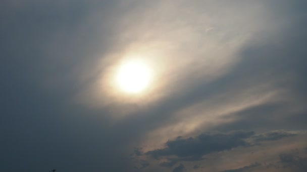 Cirruswolken Bedecken Die Sonnenscheibe Mit Wolken Das Verschwinden Der Sonne — Stockvideo