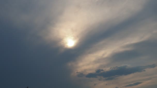 Cirrus Wolken Bedekken Schijf Van Zon Met Wolken Verdwijning Van — Stockvideo