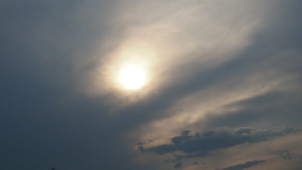 Las Nubes Cirrus Cubren Disco Del Sol Con Nubes Desaparición — Vídeo de stock