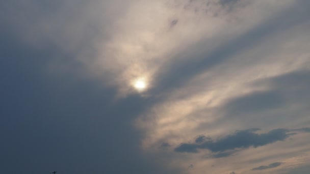 Σύννεφα Cirrus Καλύπτουν Δίσκο Του Ήλιου Σύννεφα Εξαφάνιση Του Ήλιου — Αρχείο Βίντεο