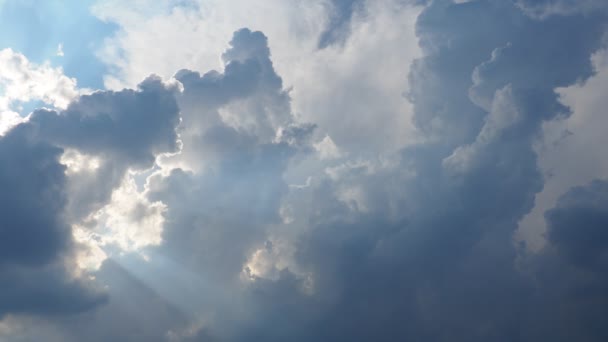 Belle Nuvole Nel Cielo Effetto Luce Volumetrica Raggi Del Sole — Video Stock