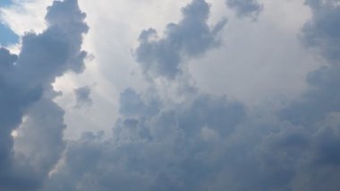 Gökyüzünde güzel bulutlar. Ses ötesi ışık efekti. Güneş ışınları yaklaşan kara bulutların arkasında gizlidir. Gökyüzü. Kümülüs bulutları dikey gelişim sağlar. Troposferde koruma.