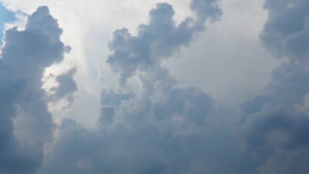 Hermosas Nubes Cielo Efecto Volumétrico Los Rayos Del Sol Esconden — Vídeos de Stock