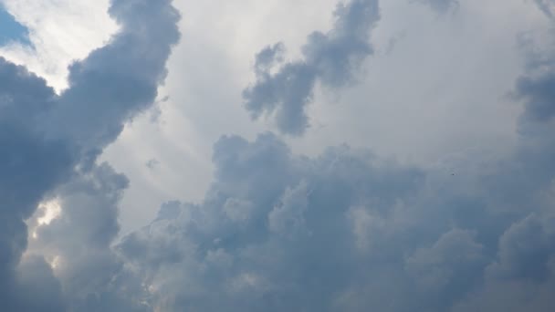 Прекрасные Облака Небе Объемный Световой Эффект Солнечные Лучи Скрыты Приближающимися — стоковое видео